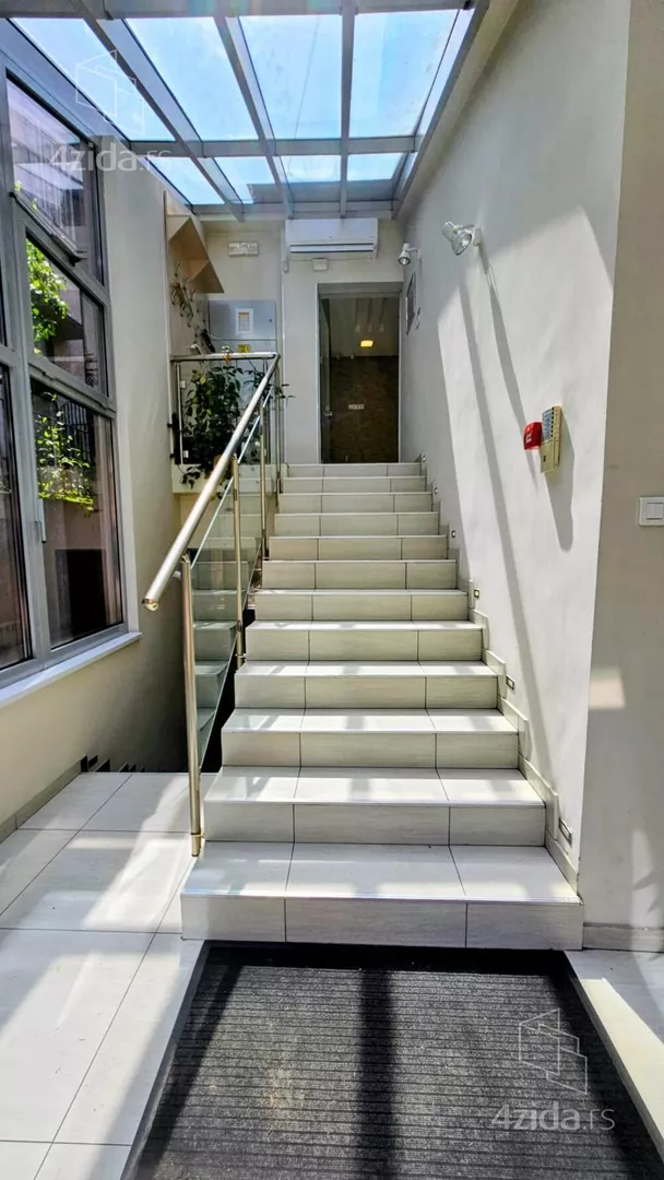 Poslovna zgrada | 4zida