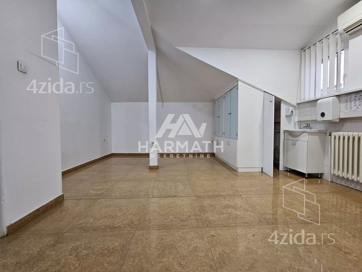 Poslovna zgrada | 4zida