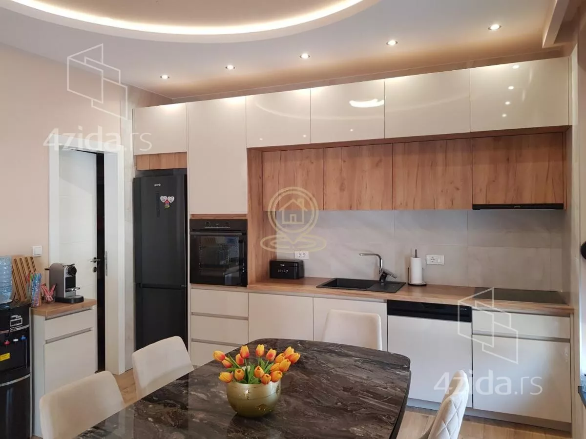 Poslovna zgrada | 4zida