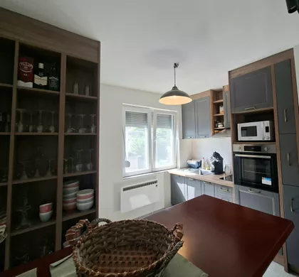 KRALJA OSTOJE | 4zida.rs