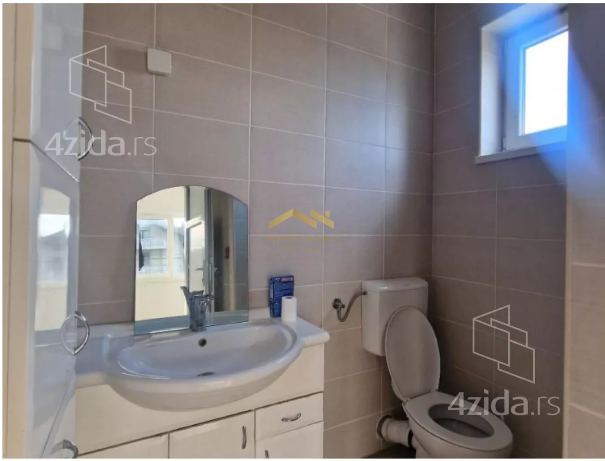 Poslovna zgrada | 4zida