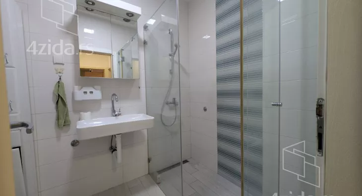 Šestosoban stan | 4zida