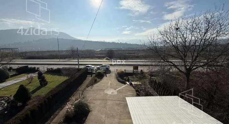 Poslovna zgrada | 4zida