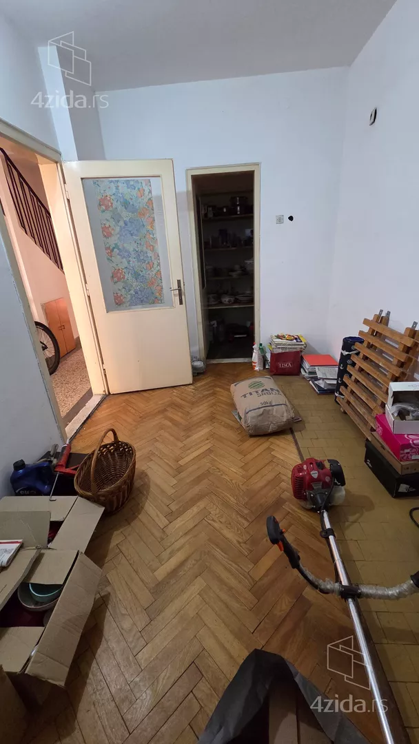 Sedmosoban stan | 4zida