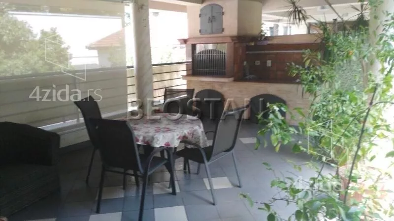 Šestoiposoban stan | 4zida