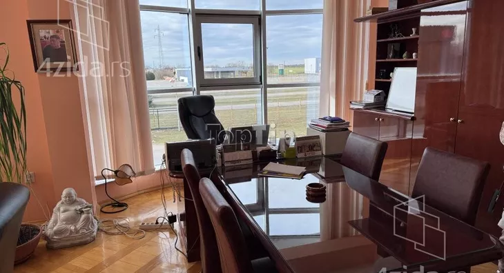 Poslovna zgrada | 4zida