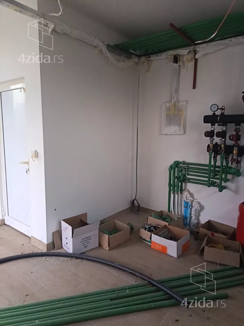 Poslovna zgrada | 4zida