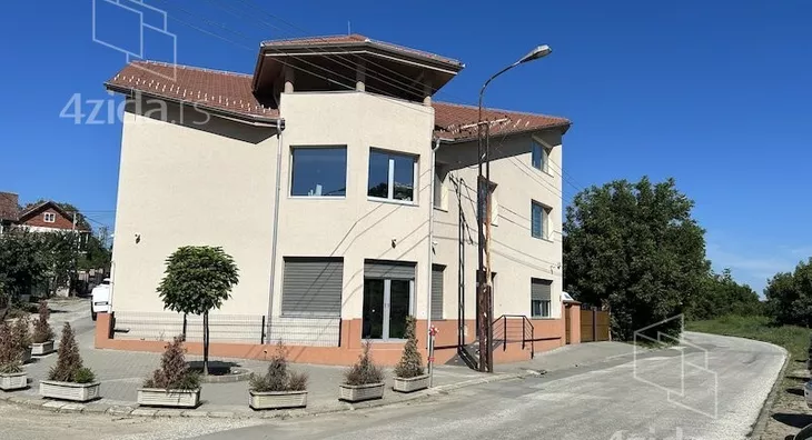 Poslovna zgrada | 4zida