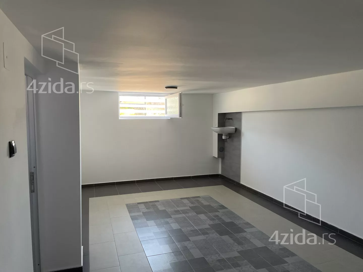 Poslovna zgrada | 4zida