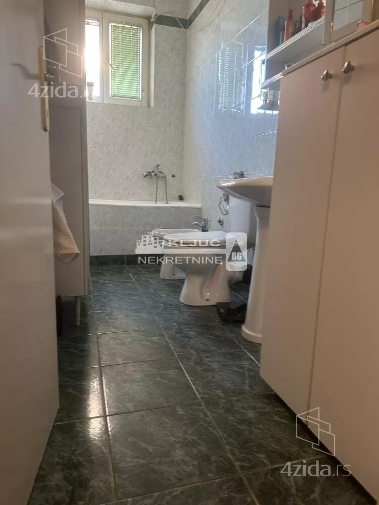 Četvoroiposoban stan | 4zida