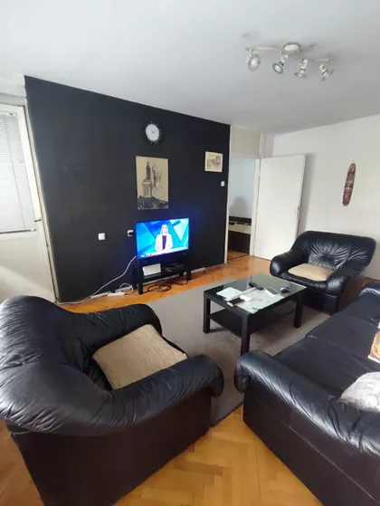Crveni Pevac | 4zida.rs