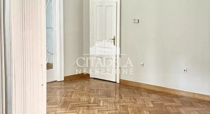Šestoiposoban stan | 4zida