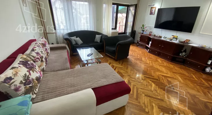 Šestosoban stan | 4zida