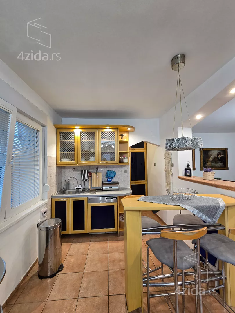 Šestosoban stan | 4zida