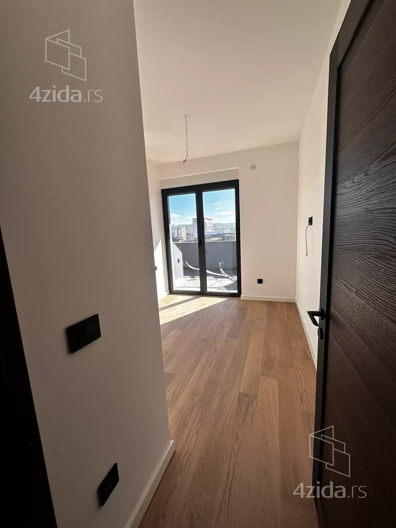 Šestosoban stan | 4zida