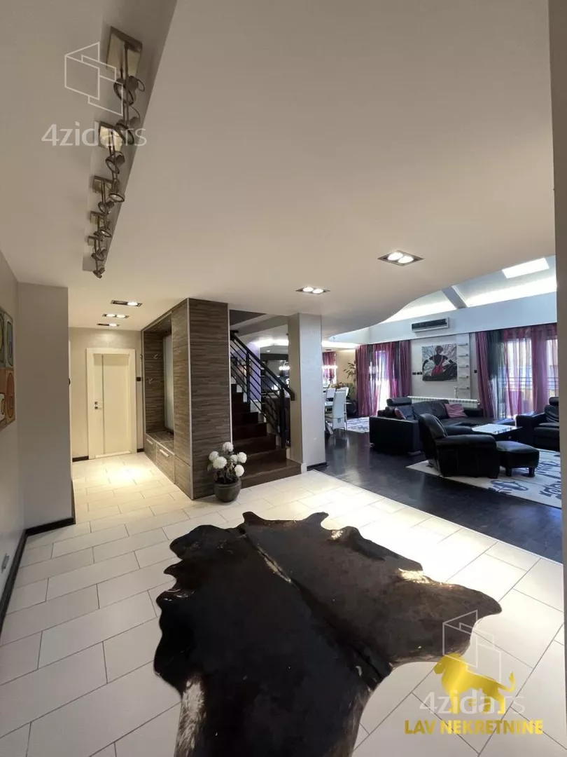 Šestosoban stan | 4zida