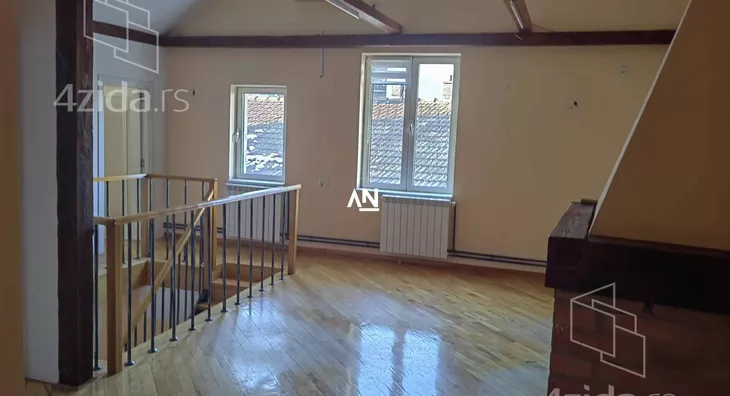 Šestoiposoban stan | 4zida