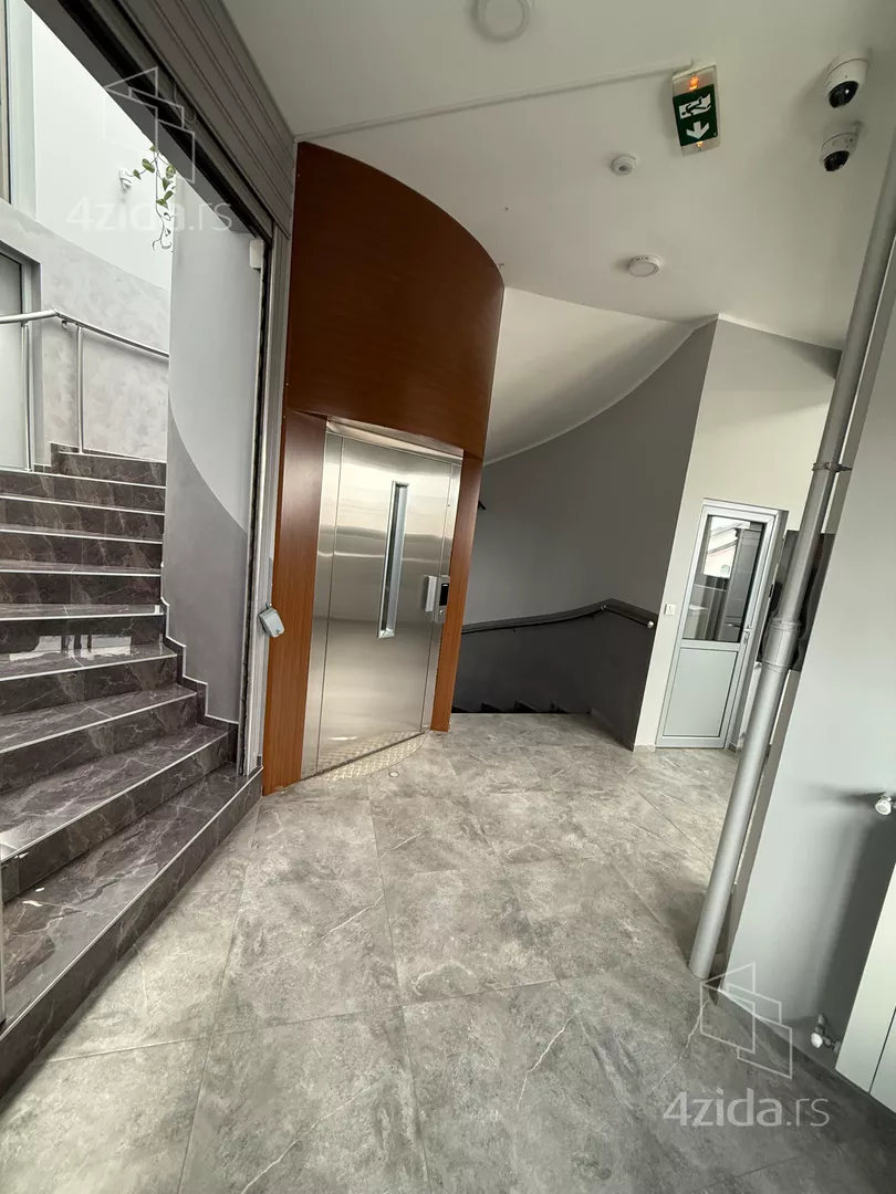 Poslovna zgrada | 4zida