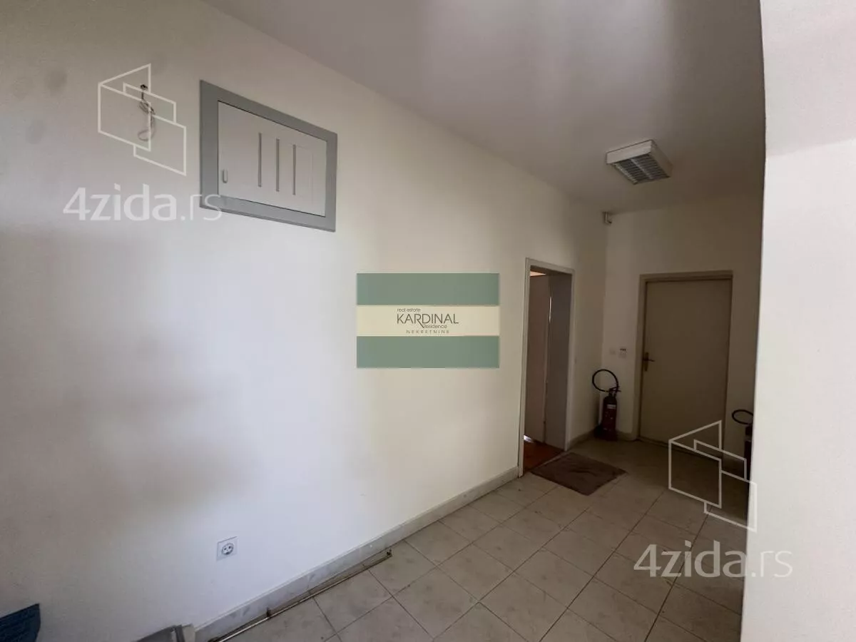 Poslovna zgrada | 4zida
