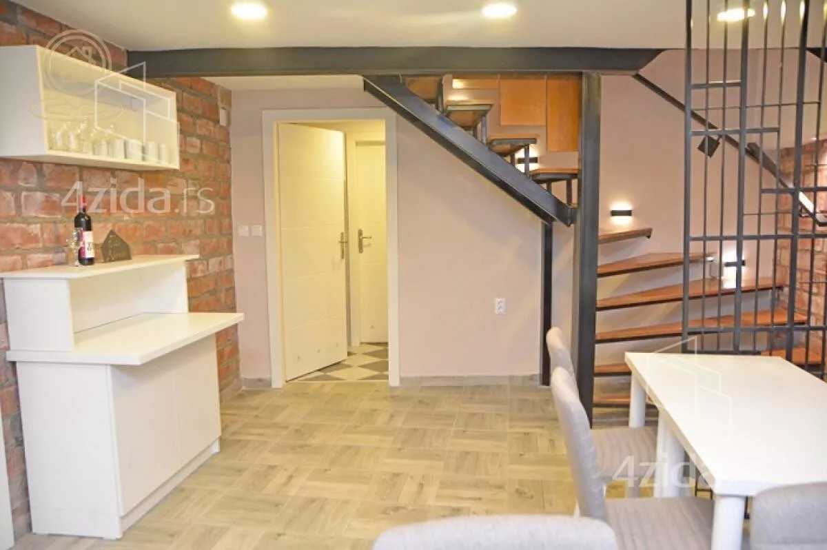 Poslovna zgrada | 4zida