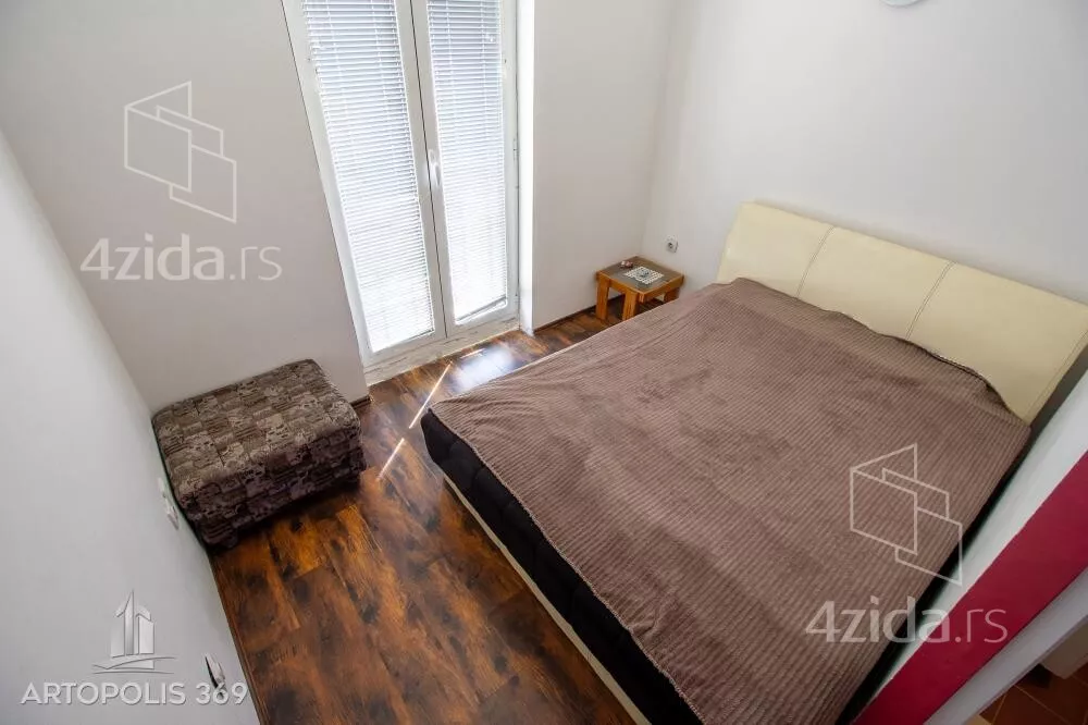 Poslovna zgrada | 4zida