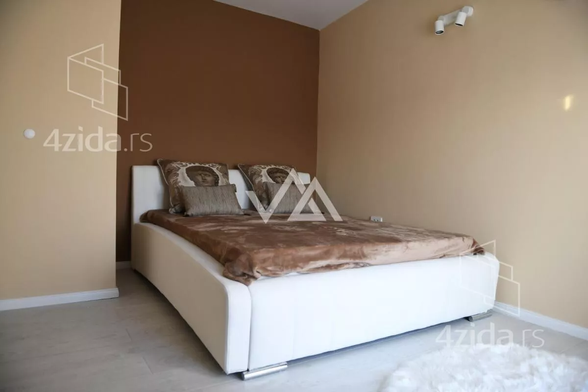 Šestosoban stan | 4zida