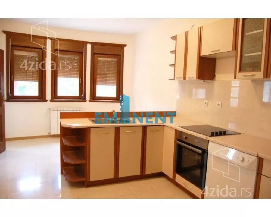 Sedmosoban stan | 4zida