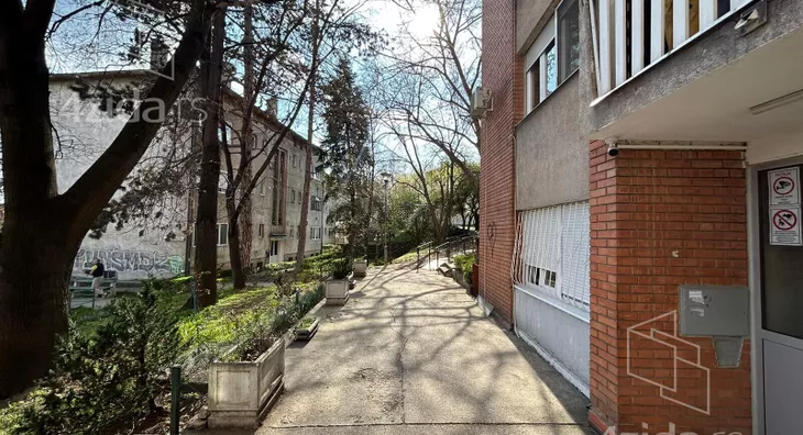 Četvoroiposoban stan | 4zida