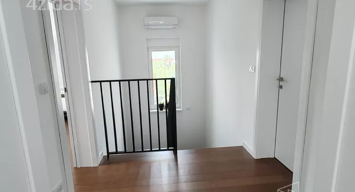 Četvoroiposoban stan | 4zida