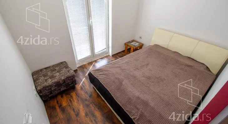 Poslovna zgrada | 4zida