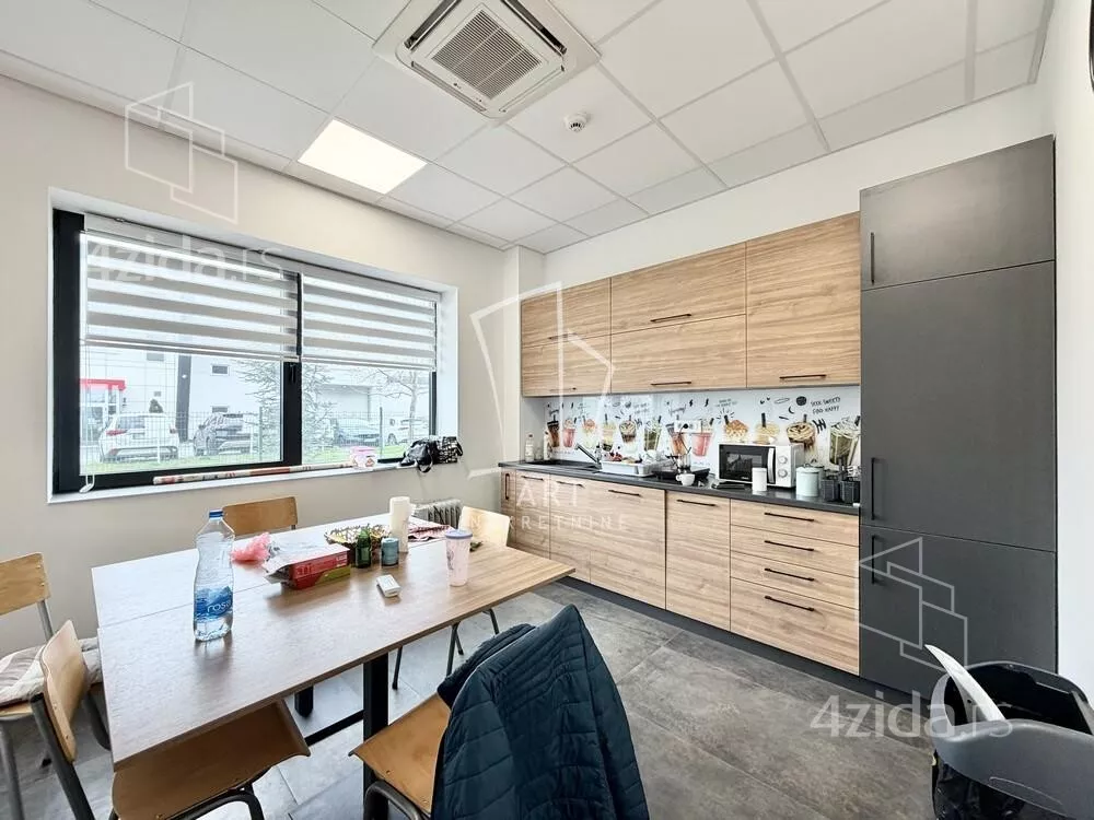 Poslovna zgrada | 4zida