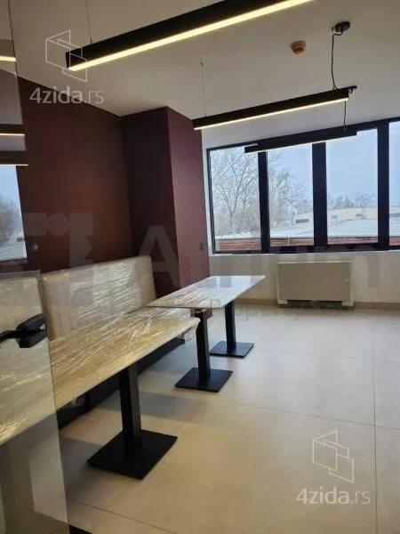 Poslovna zgrada | 4zida