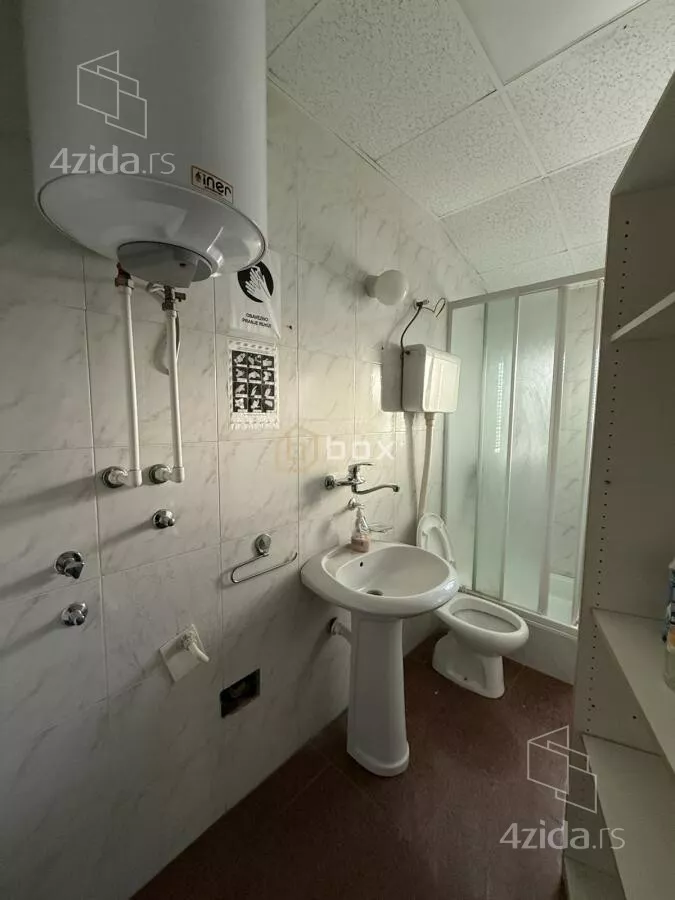 Poslovna zgrada | 4zida