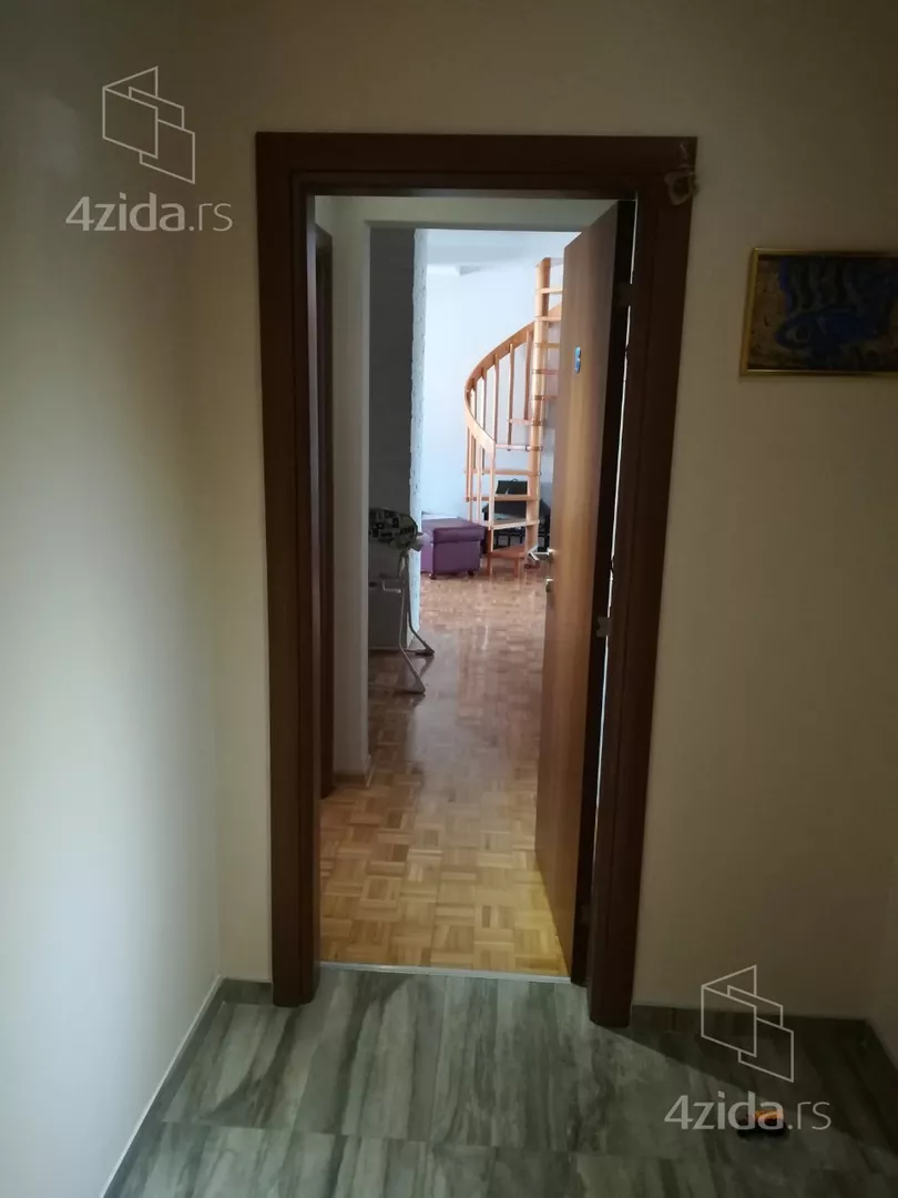 Sedmosoban stan | 4zida