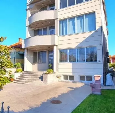 Poslovna zgrada | 4zida