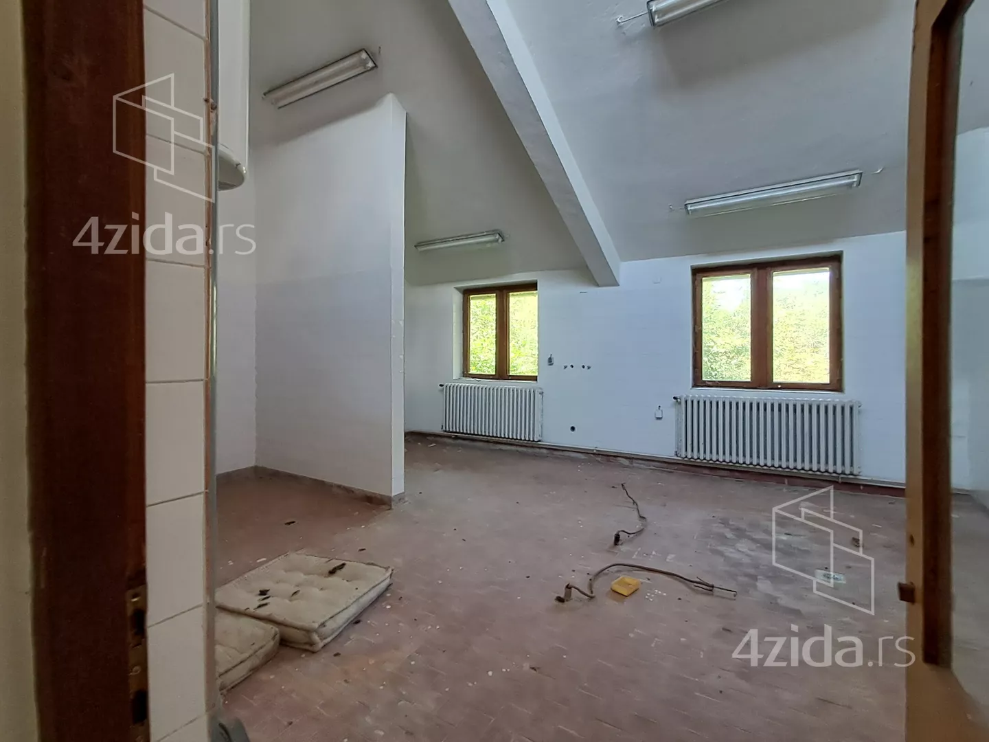 Poslovna zgrada | 4zida