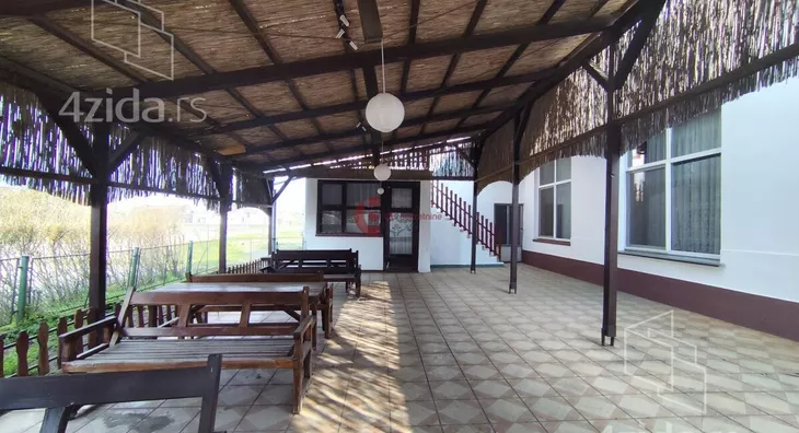 Poslovna zgrada | 4zida