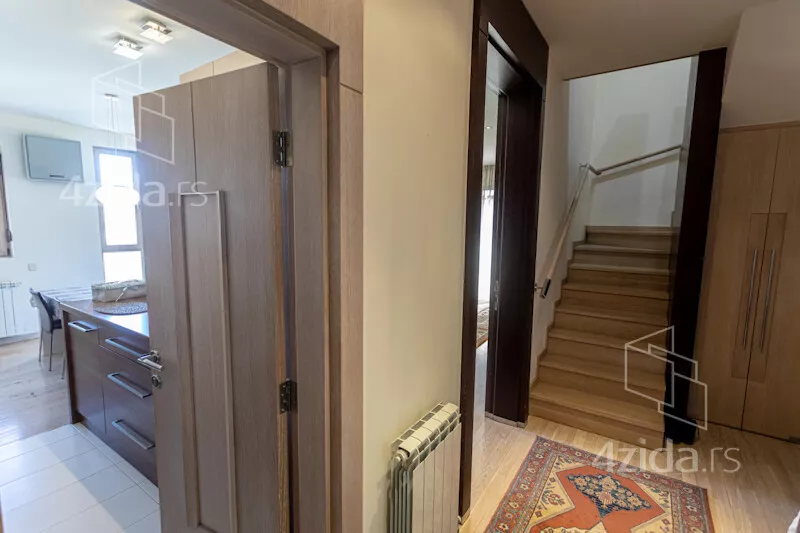 Šestosoban stan | 4zida