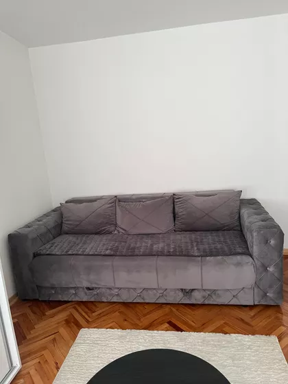 Crvene Zastave | 4zida.rs