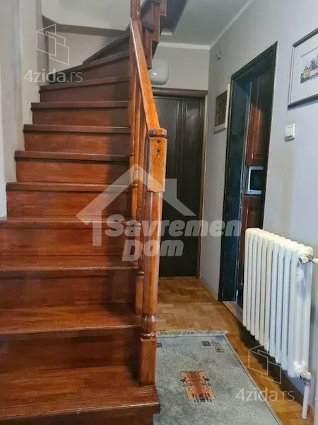 Šestoiposoban stan | 4zida