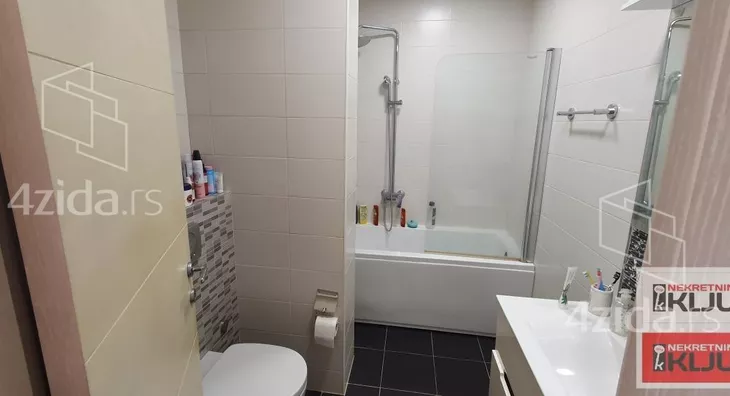 Šestosoban stan | 4zida