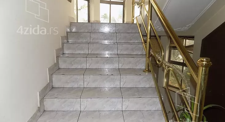 Poslovna zgrada | 4zida