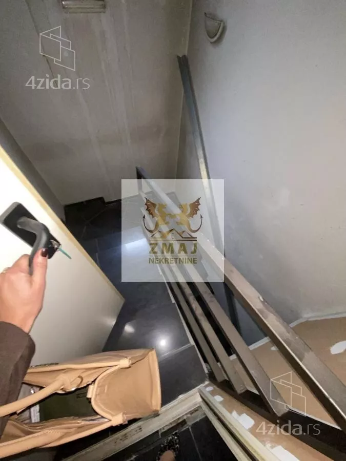 Poslovna zgrada | 4zida