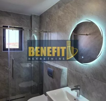 Poslovna zgrada | 4zida