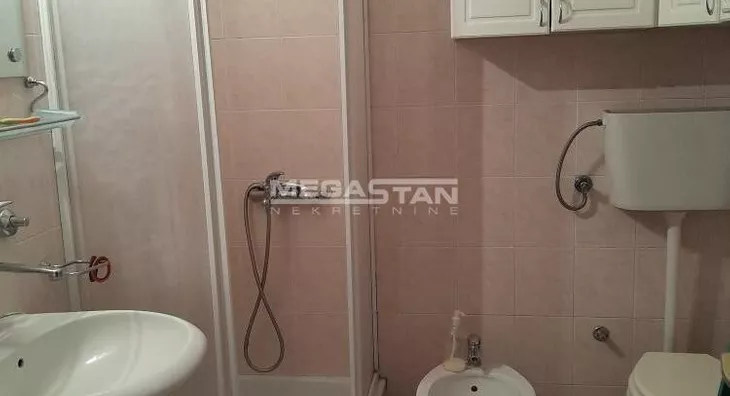 Šestosoban stan | 4zida