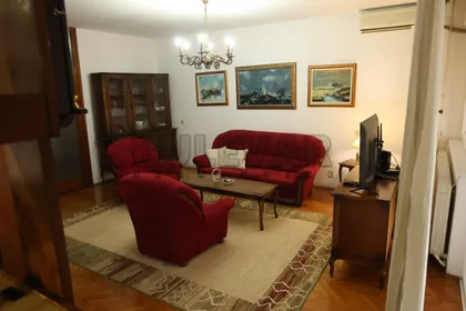 Nade Tomić | 4zida.rs