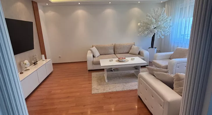 Šestosoban stan | 4zida