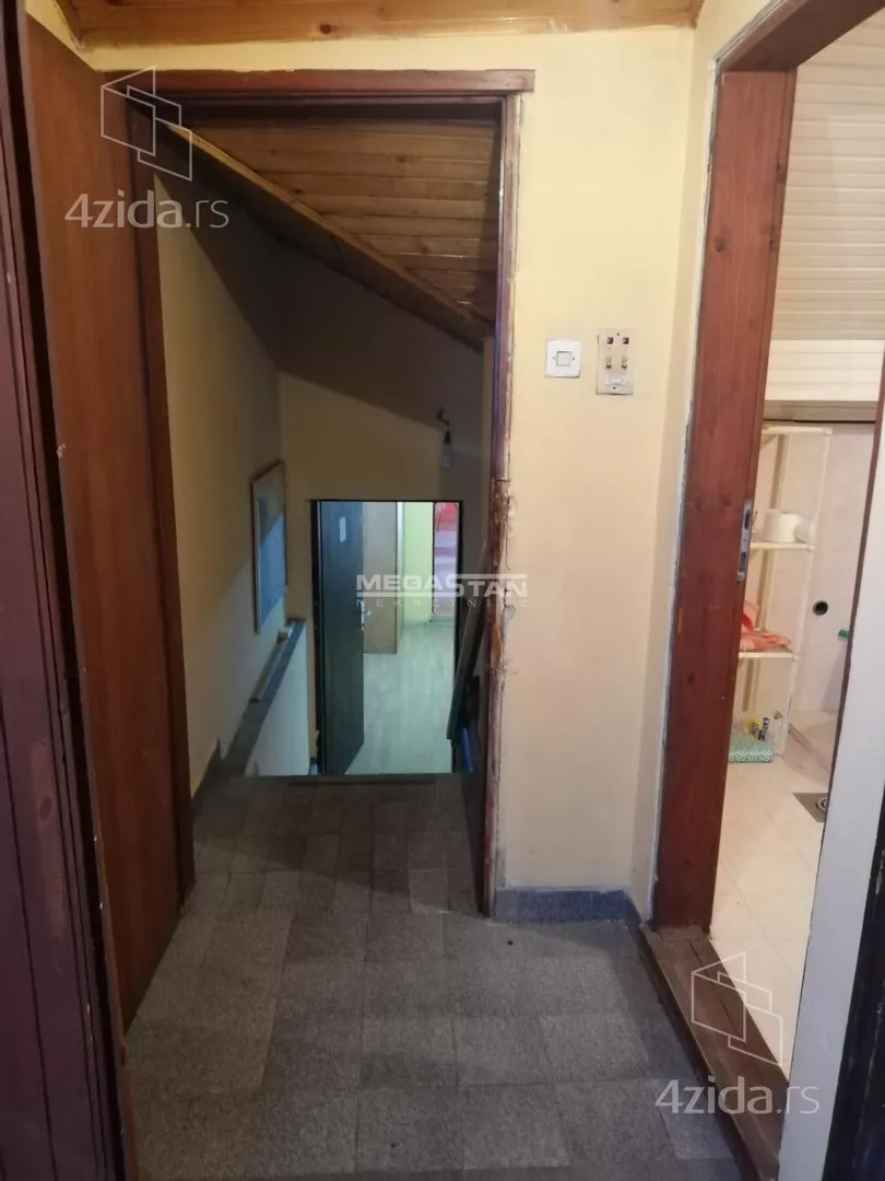 Poslovna zgrada | 4zida