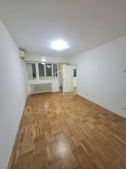 Jovana Rajića | 4zida.rs