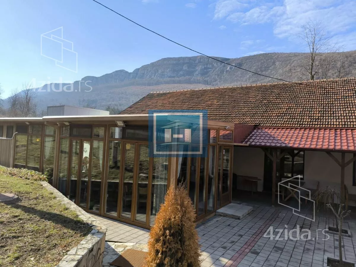 Poslovna zgrada | 4zida